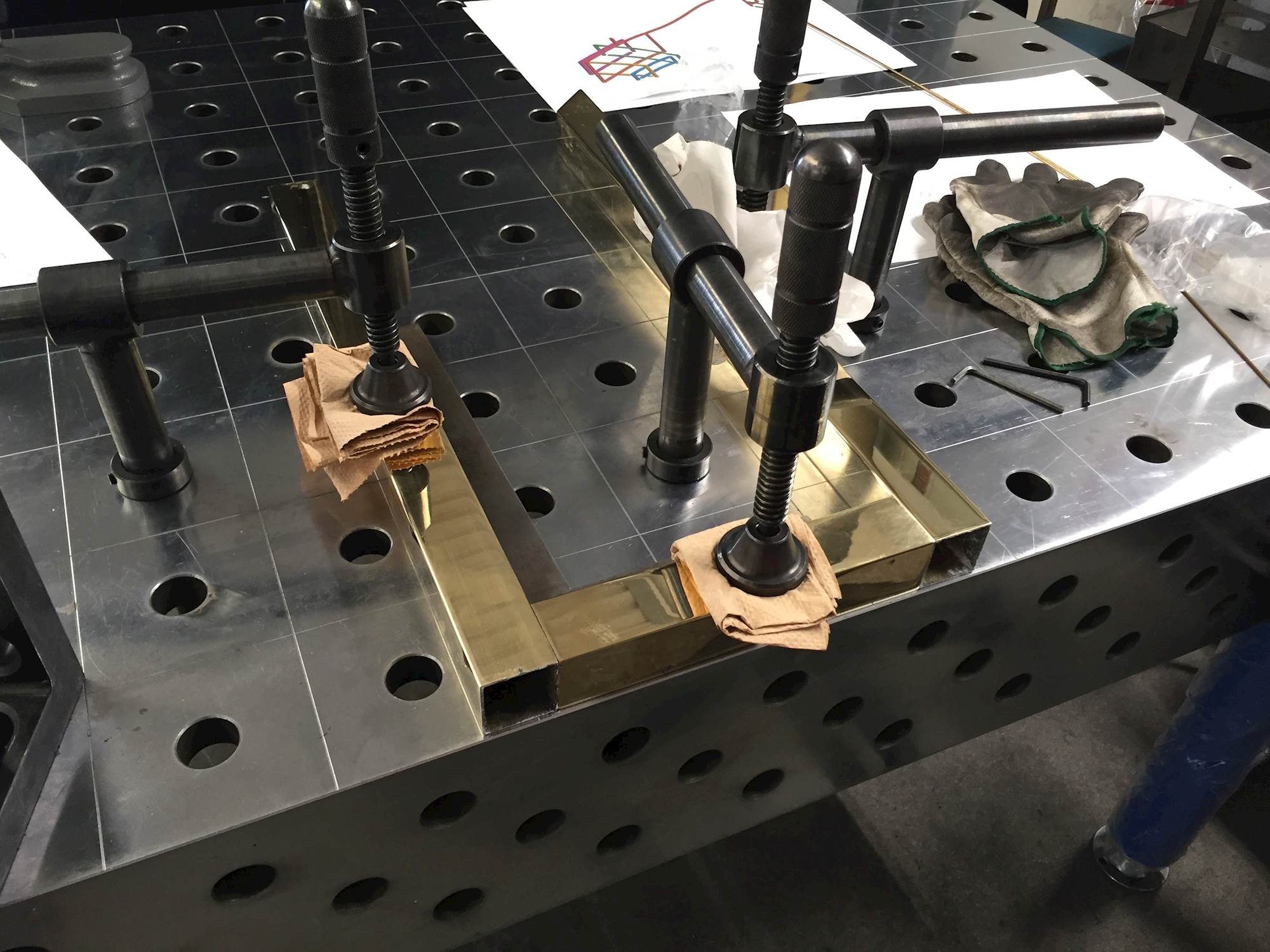 A nossa missão é responder à criatividade de arquitetos, designers e urbanistas. As necessidades específicas do projeto, a sua necessidade de criar objetos coerentes com espaços e lugares desenhados com paixão, tornam-se o nosso objetivo, criando peças únicas e 100% personalizadas.