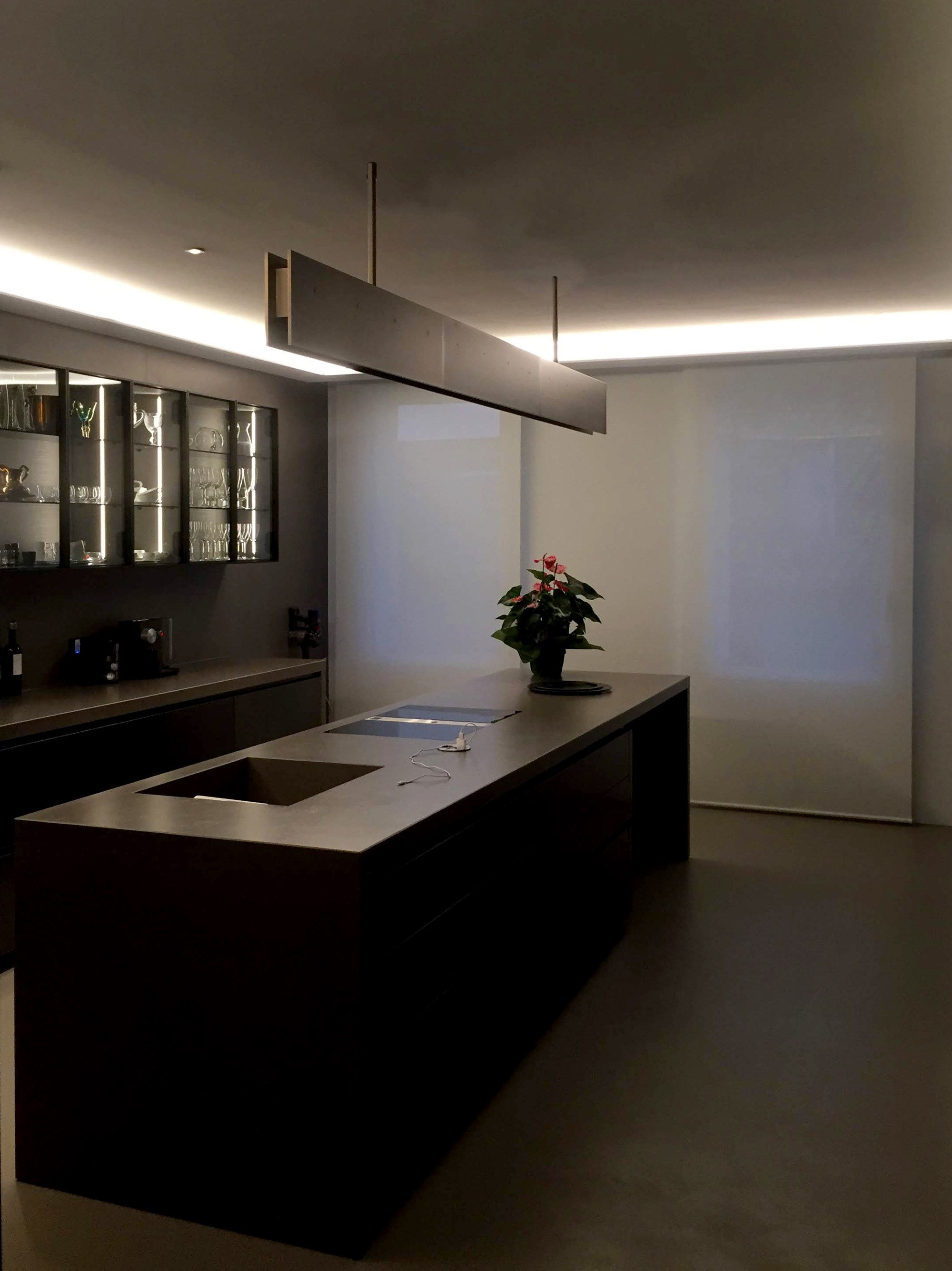 É um candeeiro de dimensões e espessuras generosas, desenhado em cada detalhe e fabricado em alumínio com posterior tratamento de brunimento artesanal.