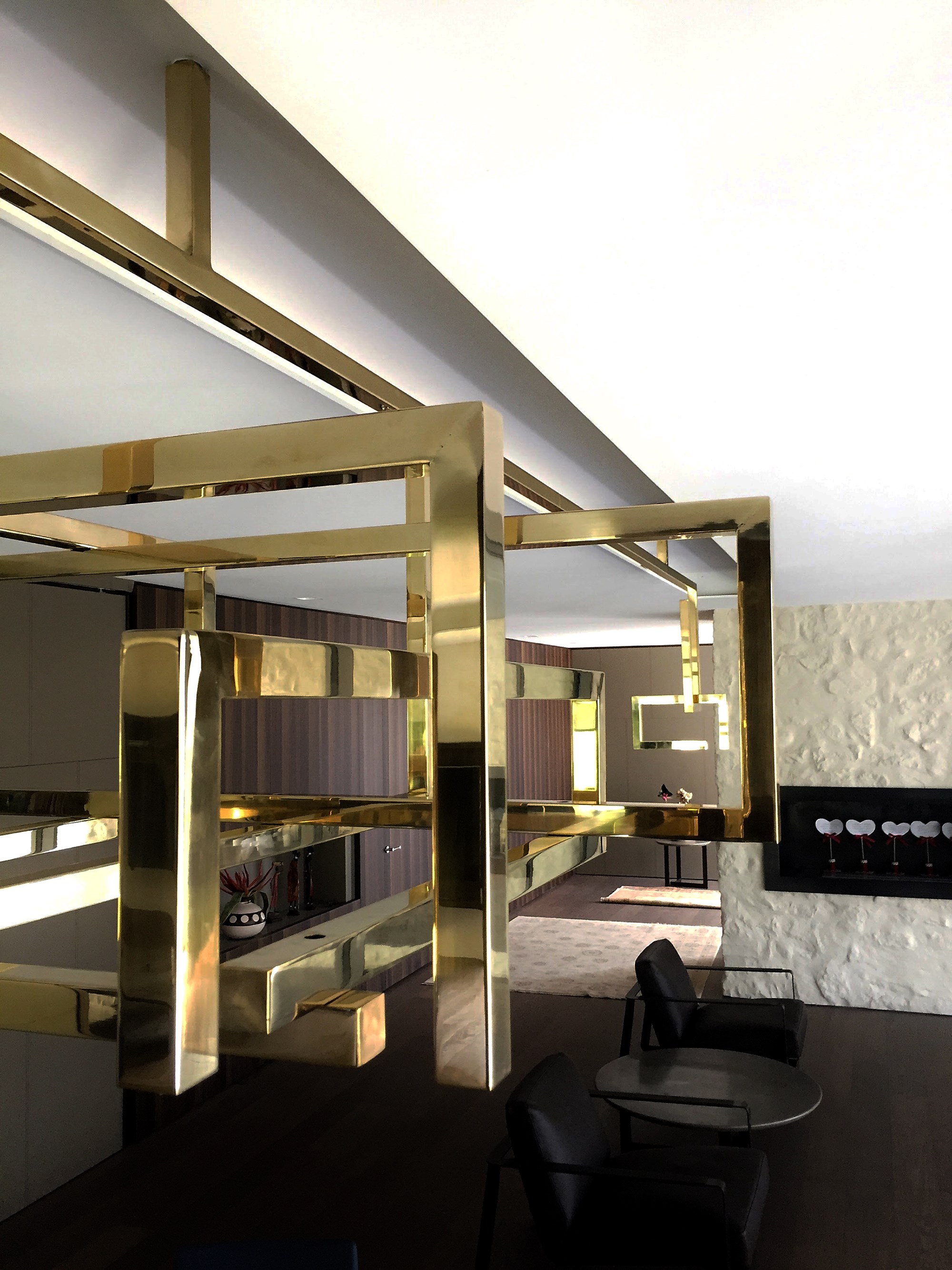 Candeeiro de escultura em latão natural polido, os corpos-módulos de luz estão integrados no tubo quadrado com sistema de encastrar.