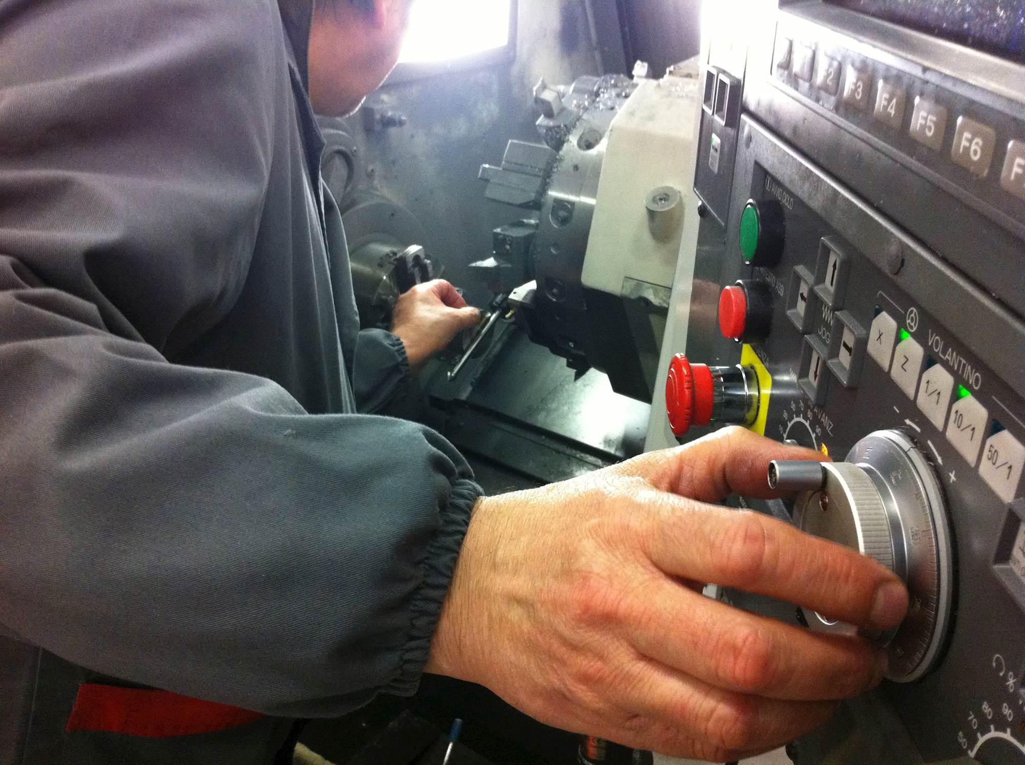 Máquinas controladas numericamente processam o material com base em projetos exclusivos concebidos e criados com base em necessidades específicas de projeto mecânico e térmico.