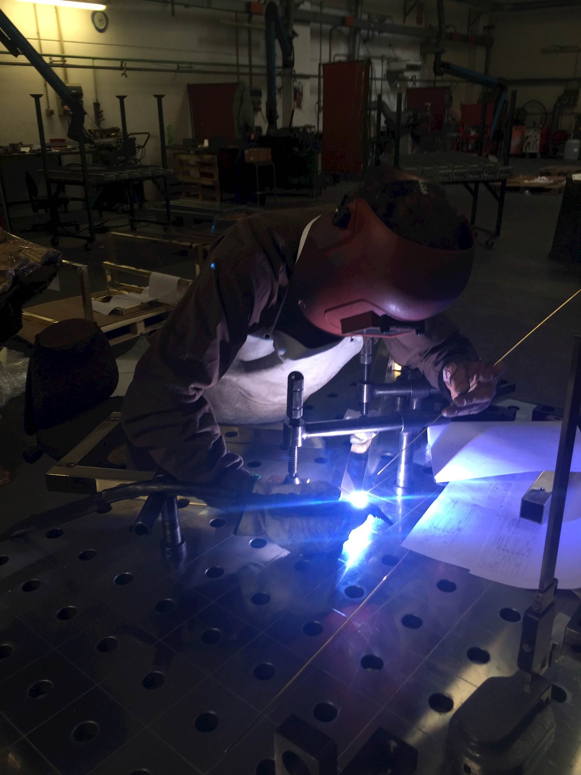 Mãos cheias de paixão trabalham com precisão para tornar um sonho realidade.