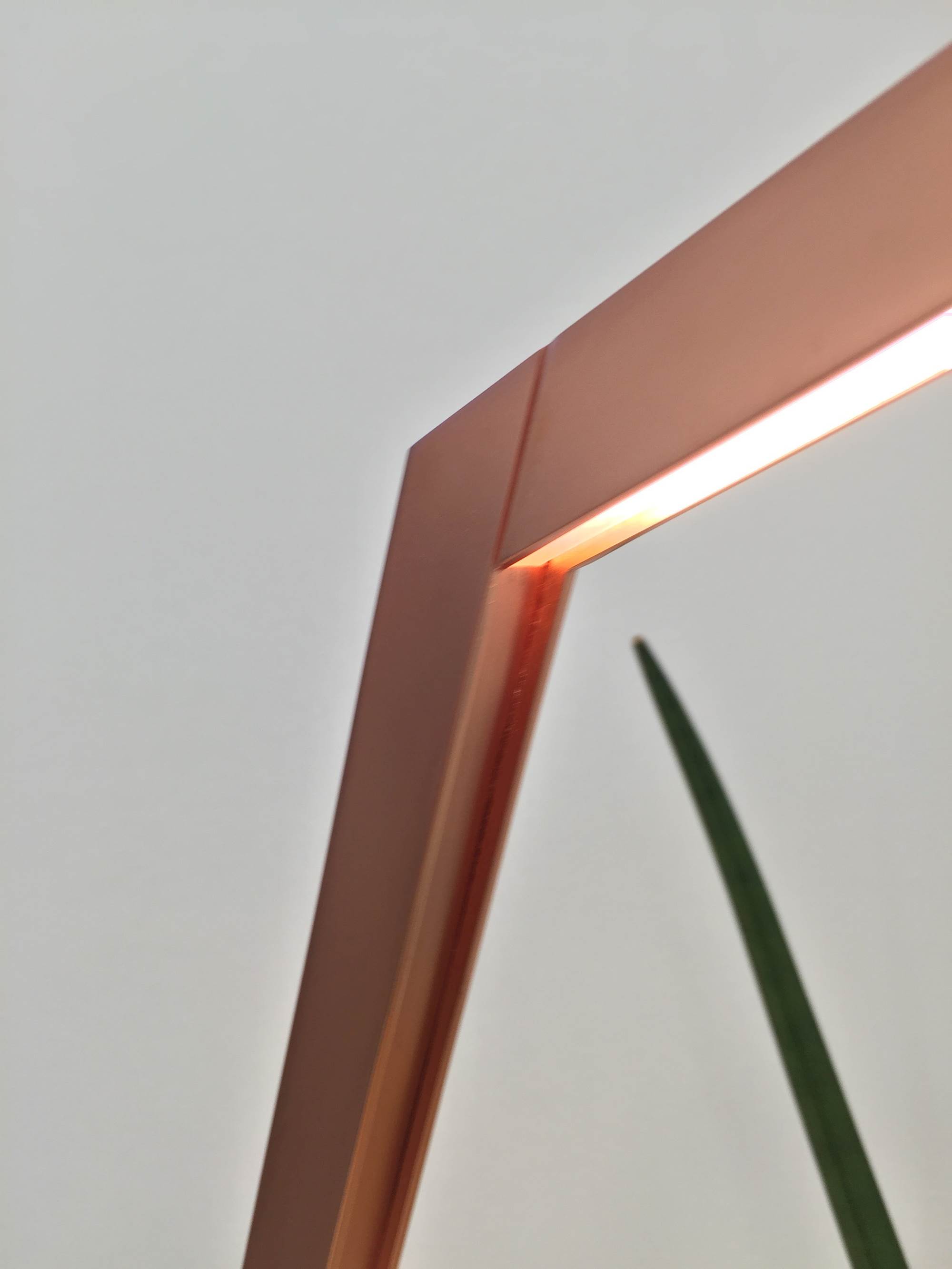 A essencialidade e a limpeza da forma expõem a qualidade dos materiais utilizados: desenhar detalhes sem decorações e virtuosismo é o nosso pensamento.