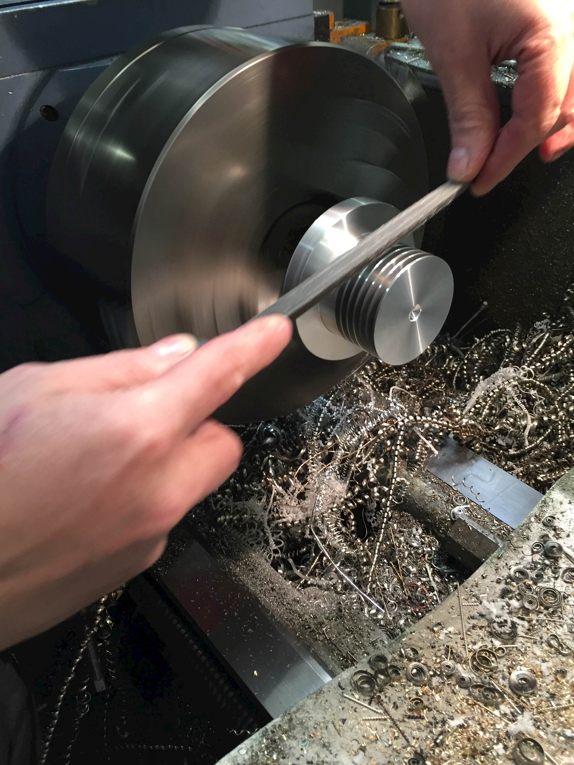 Mãos experientes finalizam cuidadosamente as peças individuais, tornando-as únicas.